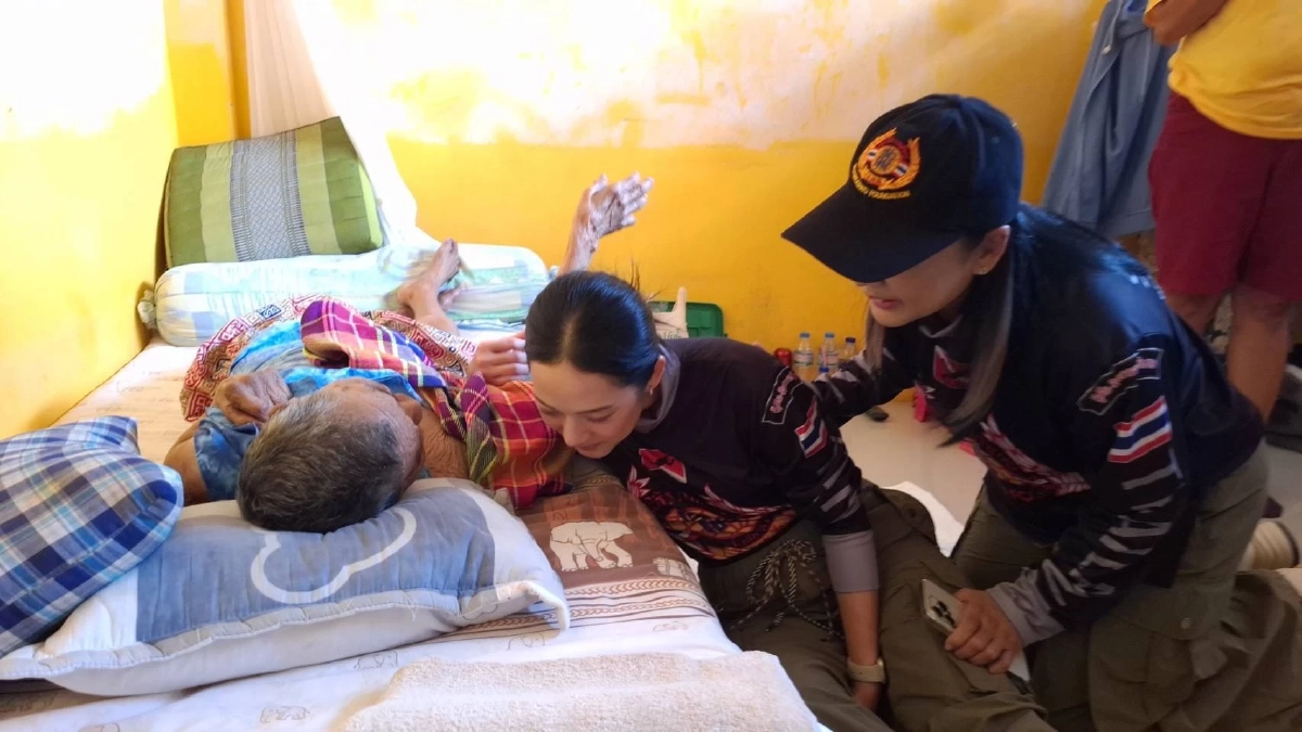 “ไทด์–ทับทิม” ลงพื้นที่หาดใหญ่ มอบของยังชีพ ช่วยผู้ป่วยติดเตียง