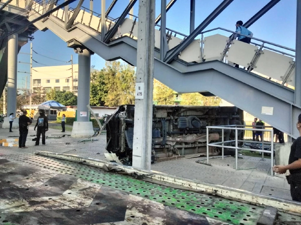 รถตู้เร่งแซงพลาด พุ่งเสยฟุตปาธพลิกคว่ำใต้บันไดสถานีวัดพระศรีฯ