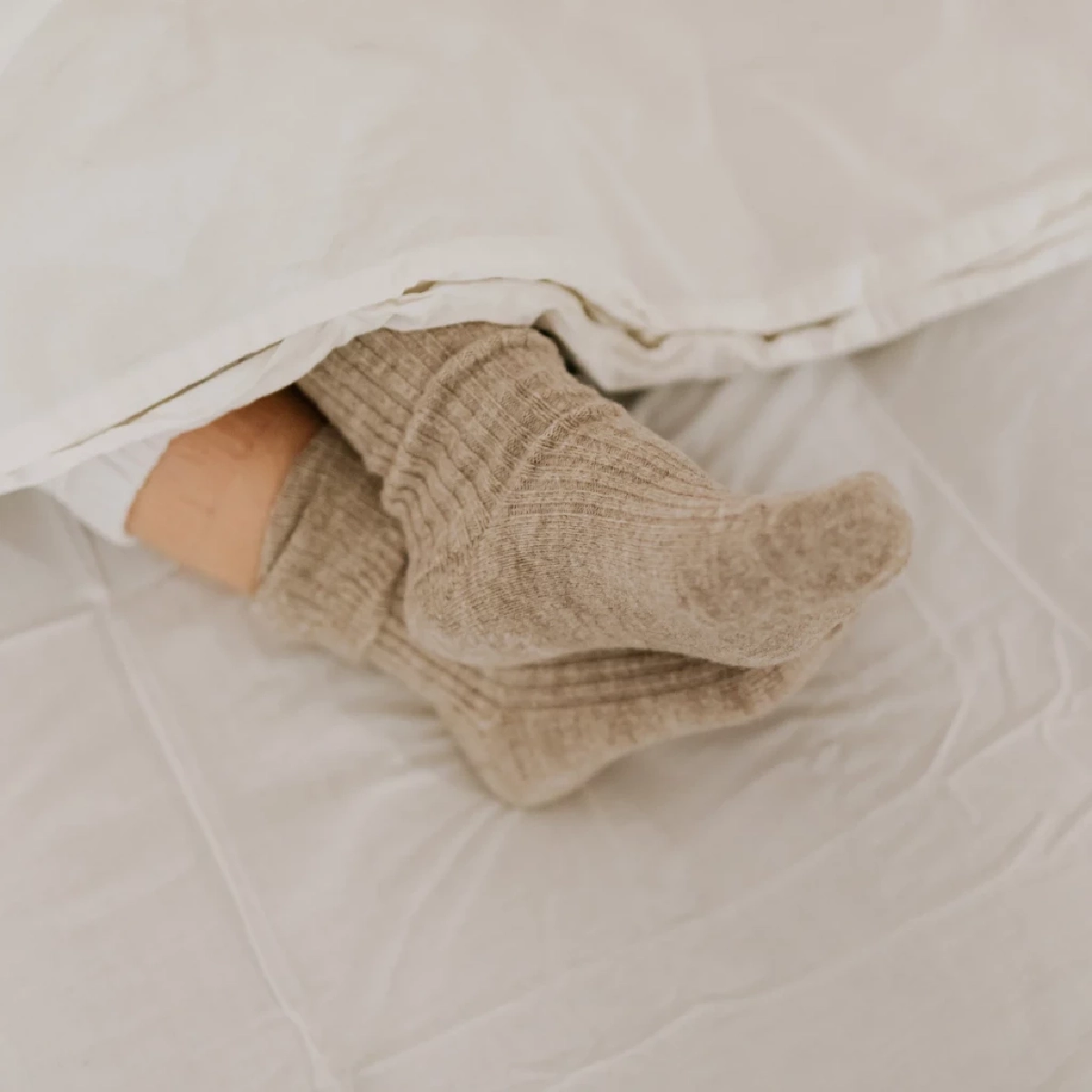 ใส่ถุงเท้านอนช่วยหลับลึกจริงหรือ งานวิจัยดังชี้ผลชัด