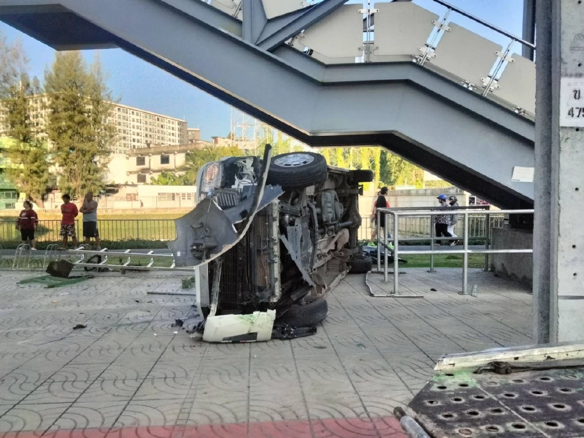 รถตู้เร่งแซงพลาด พุ่งเสยฟุตปาธพลิกคว่ำใต้บันไดสถานีวัดพระศรีฯ