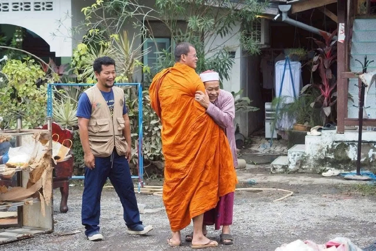 ต่างศาสนา… แต่อยู่ข้างกันเสมอ ภาพประทับใจในวันที่ทุกคนต้องการ