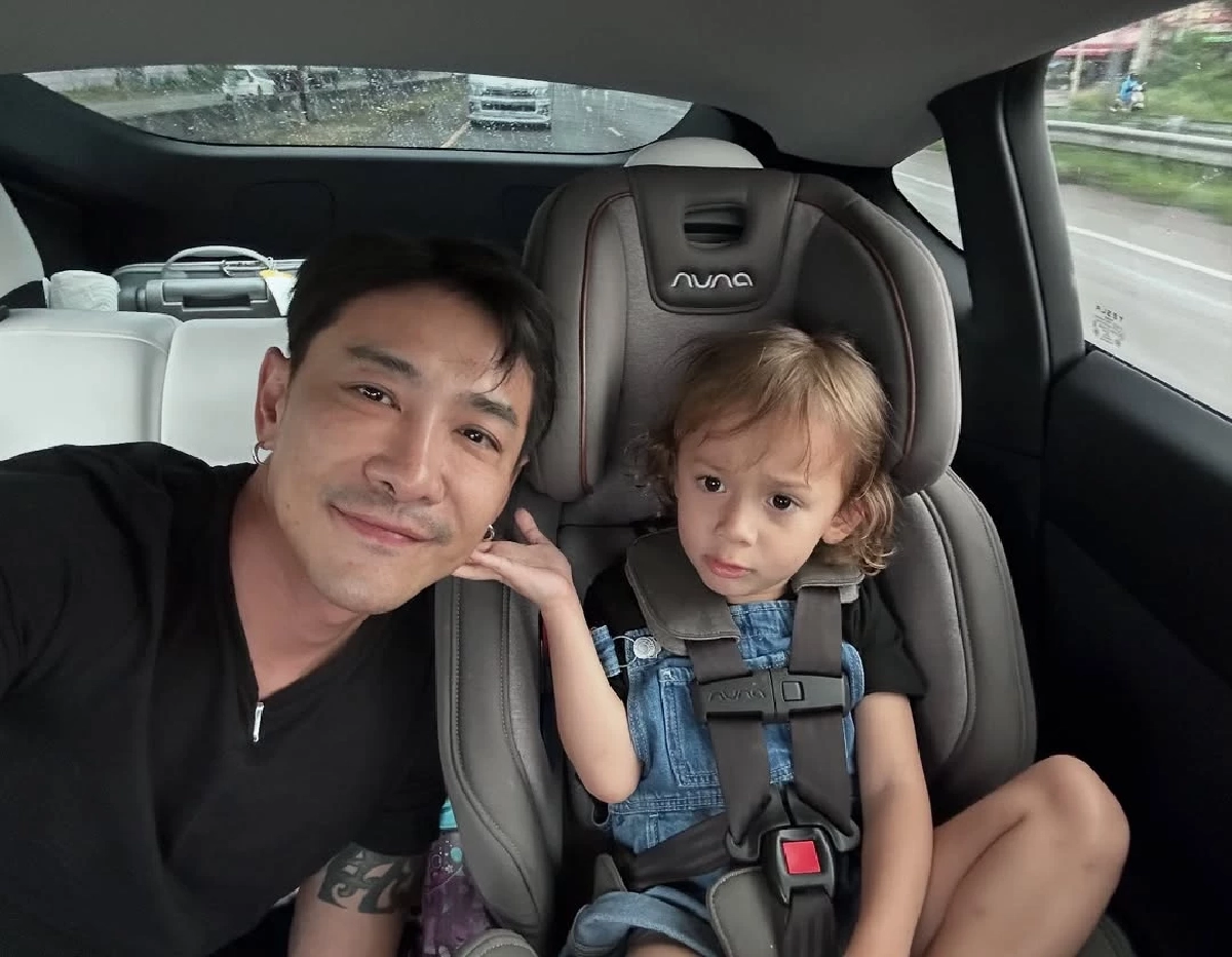 อบอุ่นโชว์ทีมเวิร์กพ่อแม่ ร่วมเชียร์ลูกสาวที่โรงเรียน