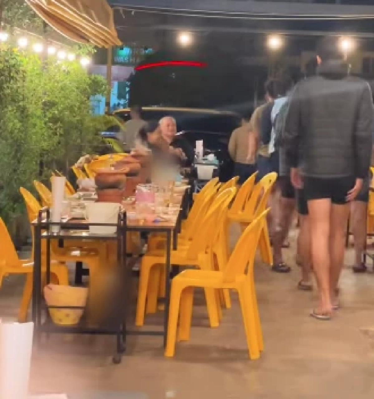 เจ้าของร้านเผยยอดเงิน คุณหมอเลี้ยงข้าวทหาร 17 นาย ก่อนบอกทานให้เต็มที่