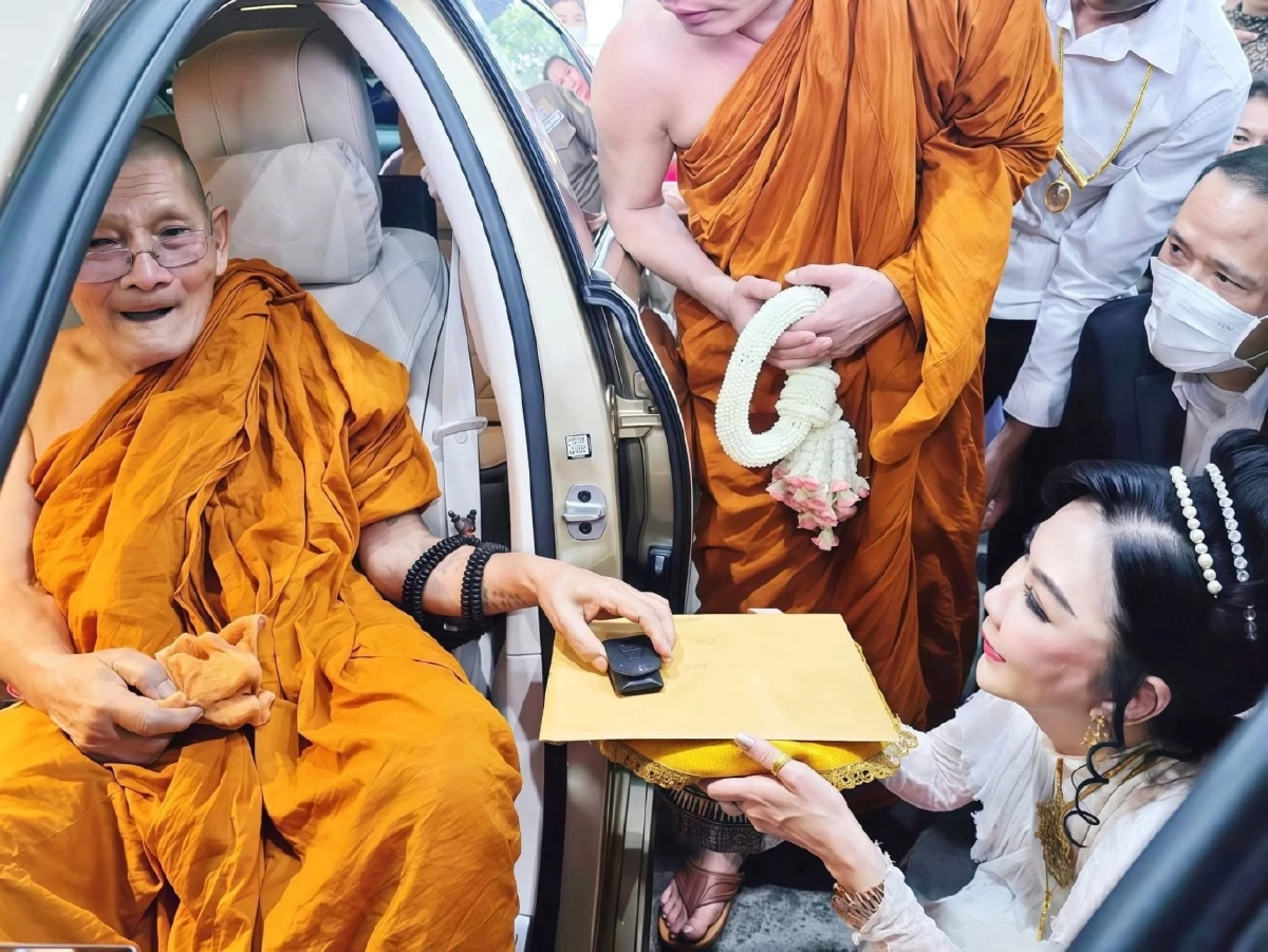 ส่องทะเบียนรถป้ายแดงคันใหม่ หลวงปู่ศิลา หลังเศรษฐีใจบุญถวาย