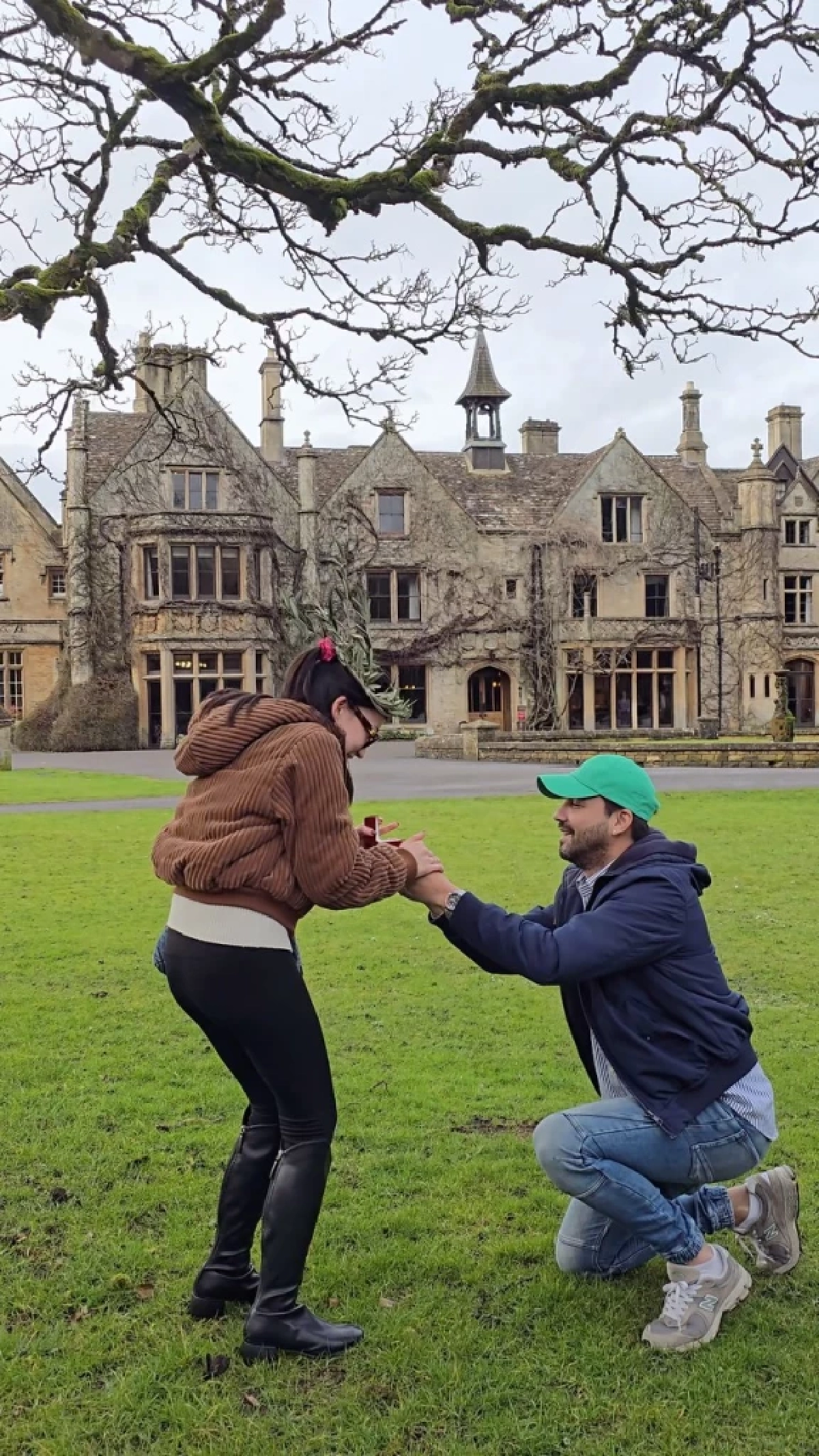 โมเมนต์ซึ้ง! “แอนดรูว์ กรเศก” หลั่งน้ำตารับพรผู้ใหญ่ ในวันวิวาห์