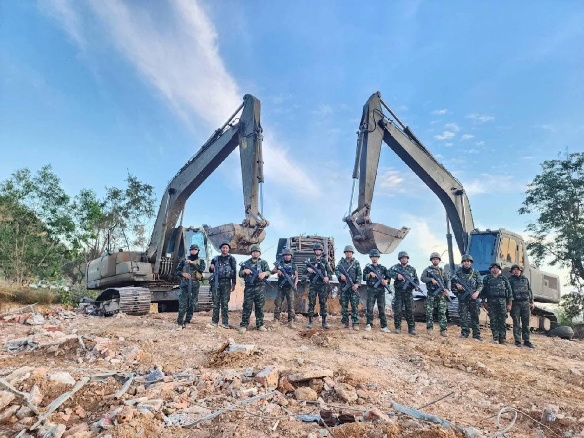 ทหารช่าง ทบ. ขุดรื้ออนุสาวรีย์–กวาดล้างตลาดกัมพูชา หลังยึดคืน