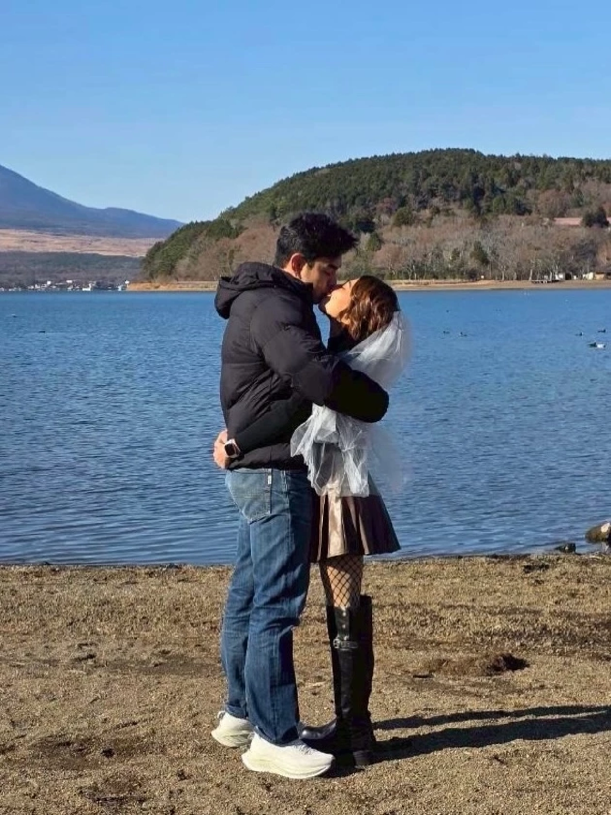 “อาร์ต พศุตม์” คุกเข่าขอแฟนสาวแต่งงานกลางทริปญี่ปุ่น