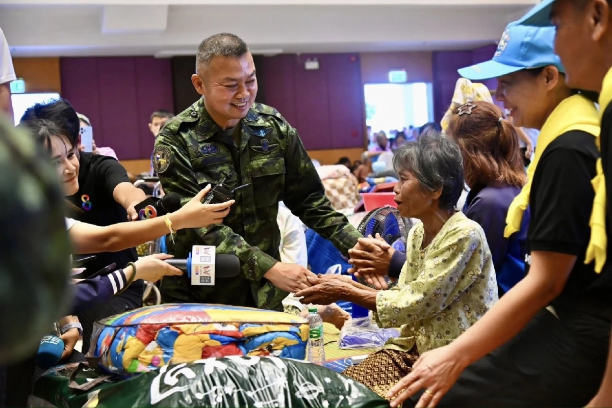 พลโท บุญสิน พาดกลาง อดีตแม่ทัพภาคที่ 2 ได้ลงพื้นที่ให้กำลังใจ