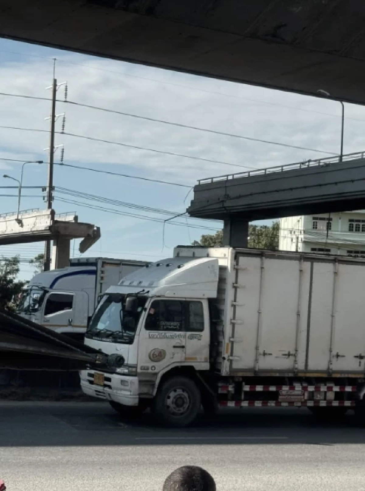 ระทึก สะพานลอยถล่มย่านบางนา-ตราด ทับรถบรรทุก - กระบะ พังยับ