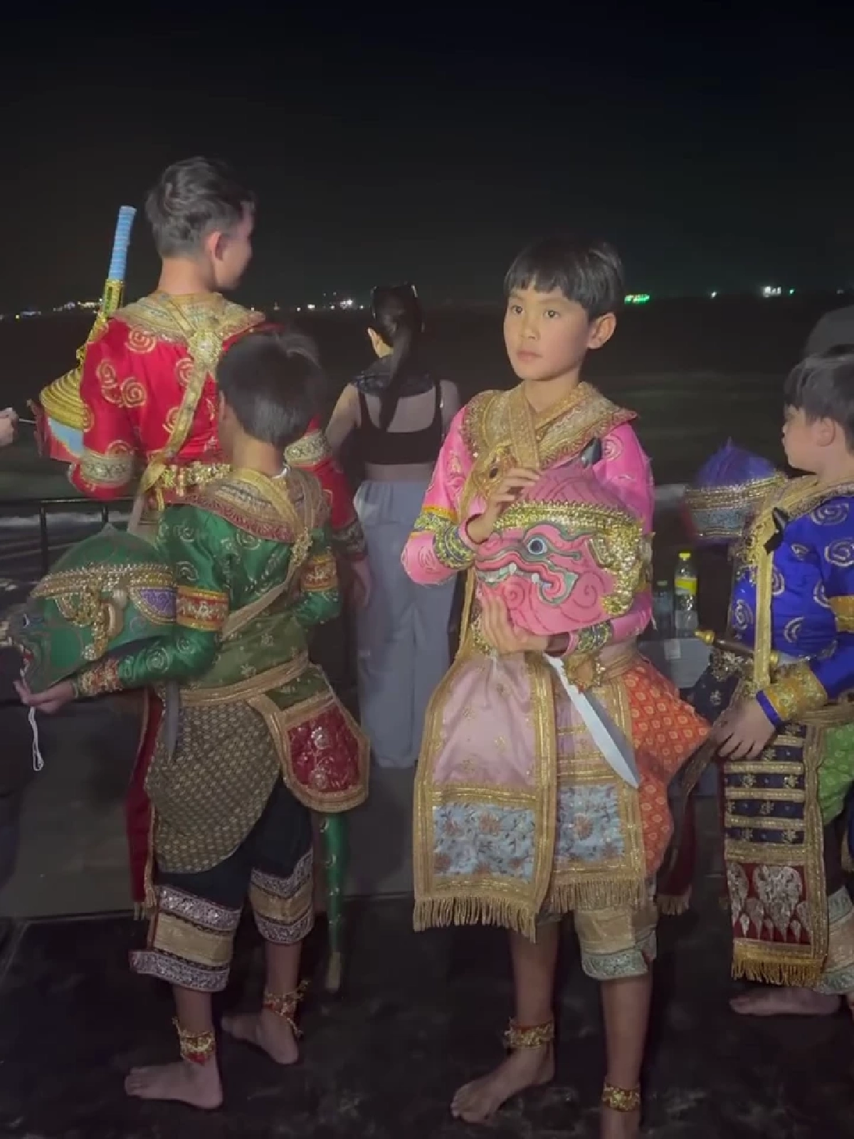 ทาทา ยัง ยิ้มทั้งใจ! “น้องเร” ขึ้นโชว์โขนในงานพลุนานาชาติพัทยา