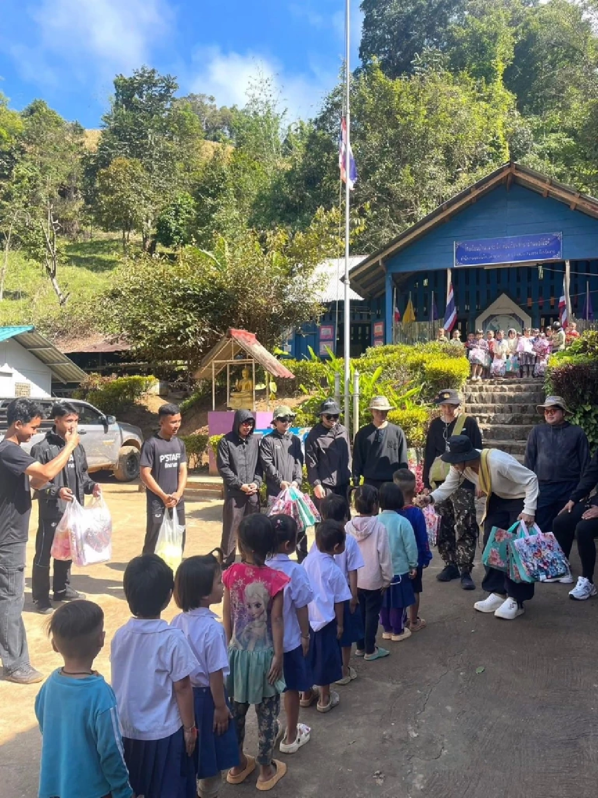 นุ๊ก-ปาย นำทีม “ปันสุขเพื่อน้อง” ปรับปรุงโรงเรียนห่างไกล