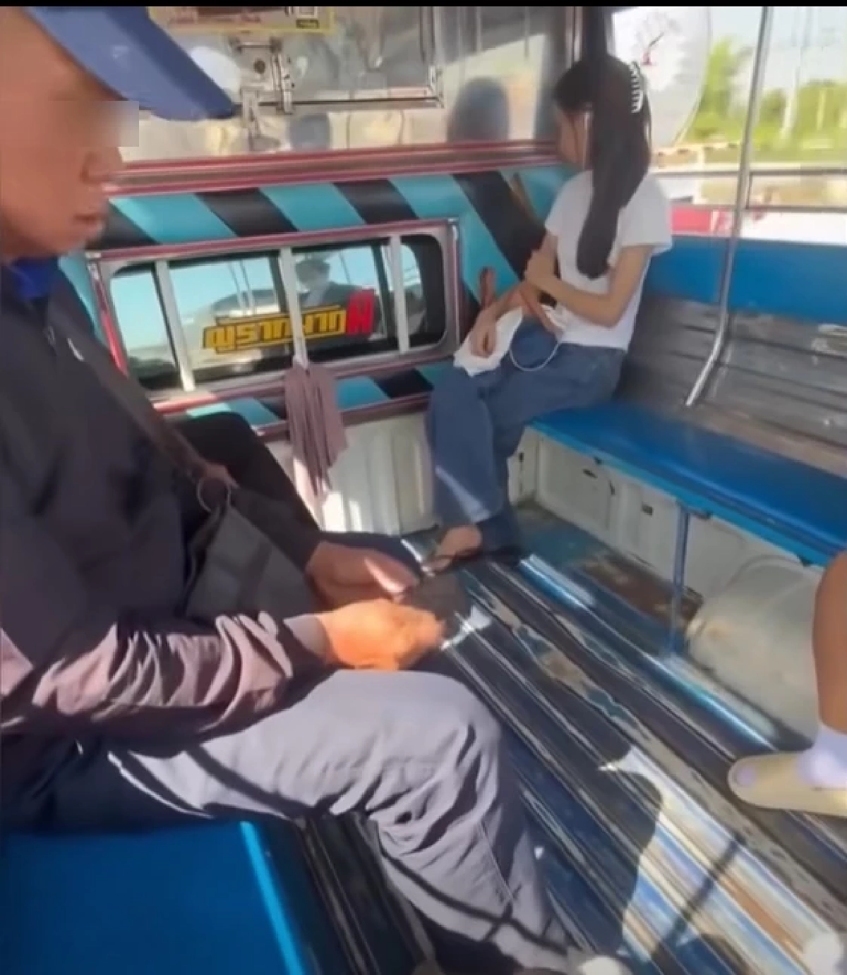 วิจารณ์สนั่น พฤติกรรมลุงหื่นบนรถสองแถว ไม่แคร์คนรอบข้าง