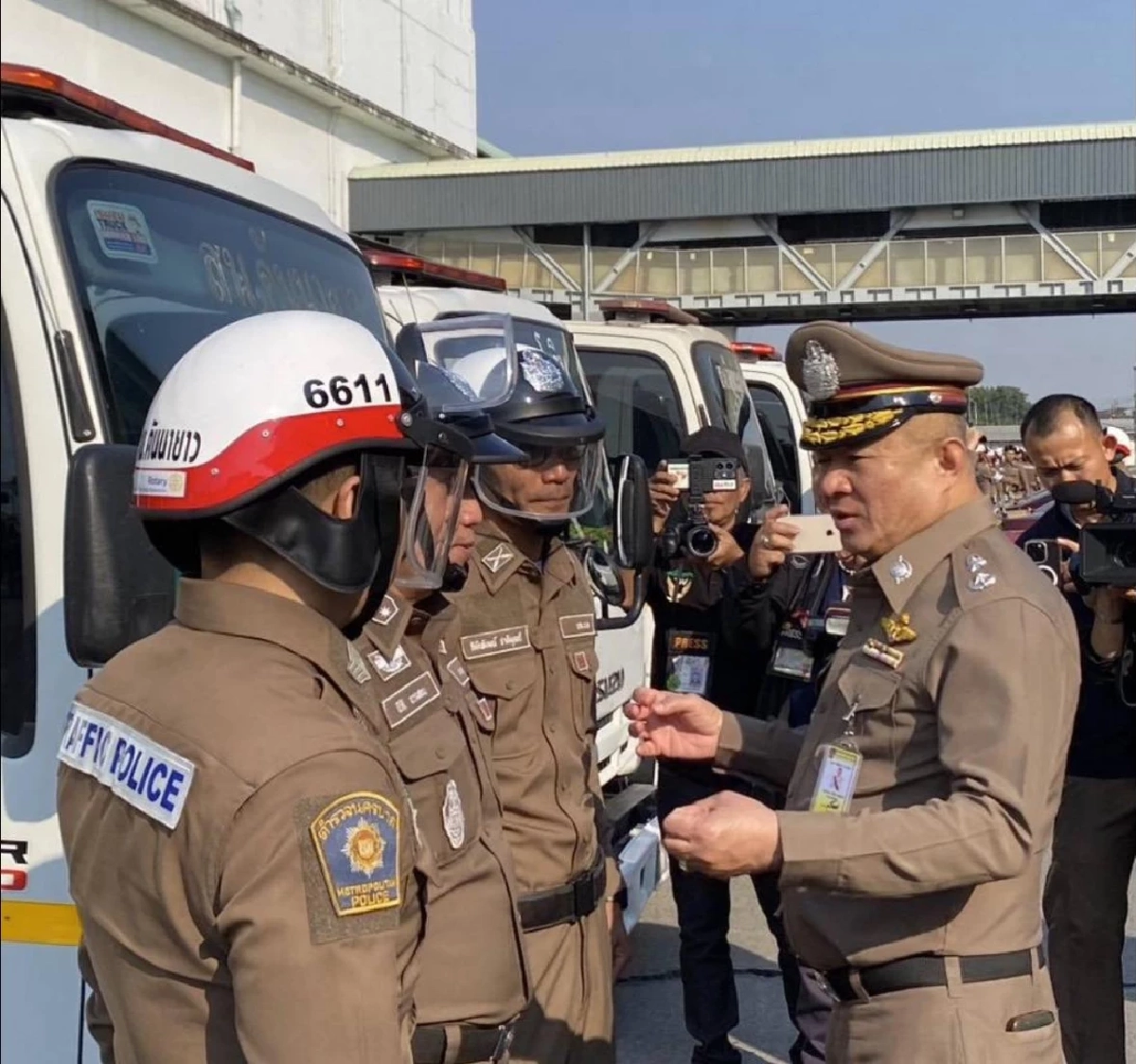 สำนักงานตำรวจแห่งชาติ ส่ง รถยก 40 คันจากนครบาล ช่วยชาวหาดใหญ่