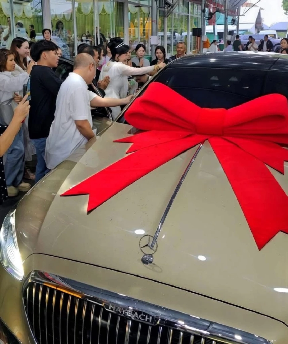 ส่องทะเบียนรถป้ายแดงคันใหม่ หลวงปู่ศิลา หลังเศรษฐีใจบุญถวาย