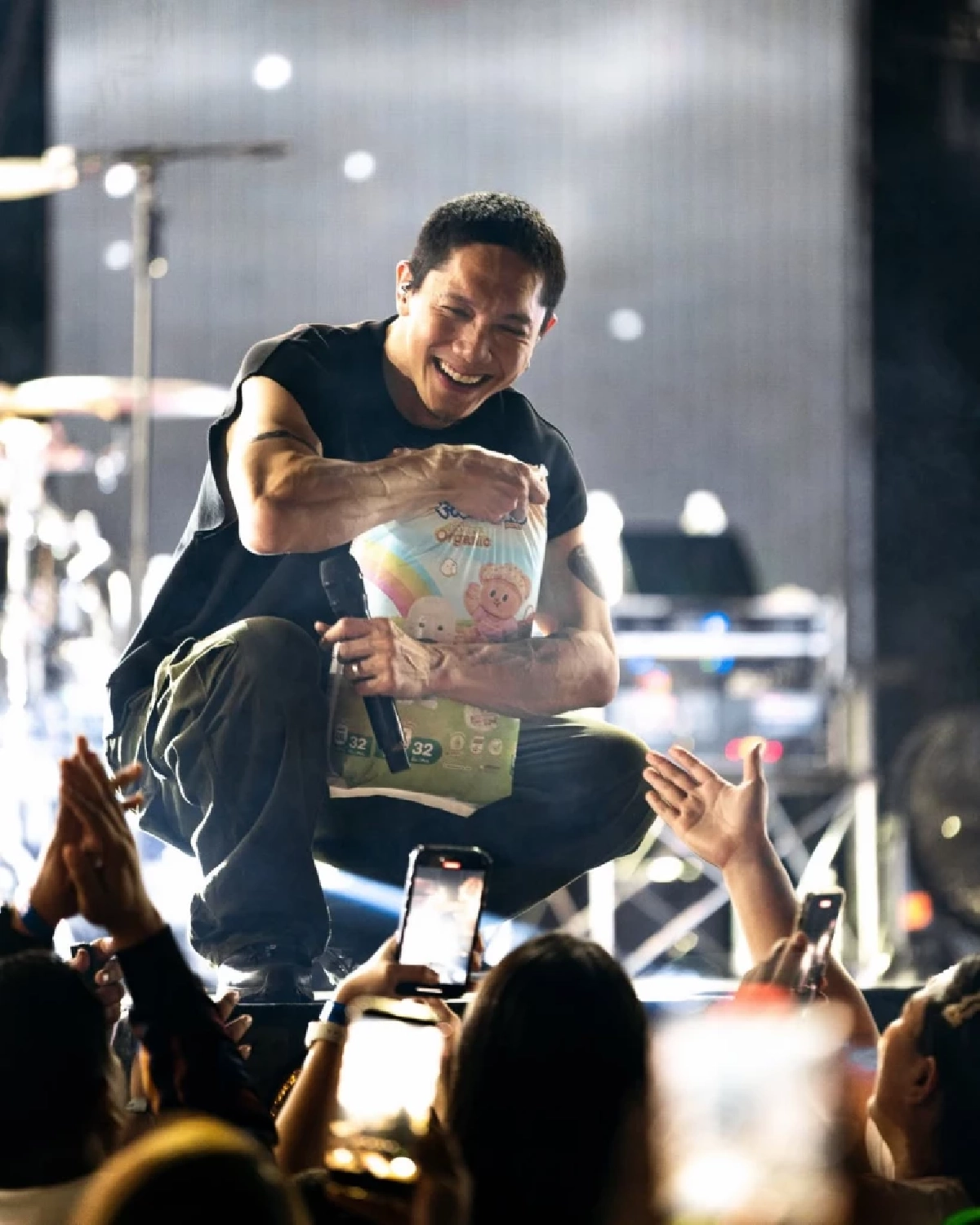 ไม่ใช่พวงมาลัยแล้ว! “ปั๊บ โปเตโต้” รับของขวัญสุดพิเศษบนเวที  