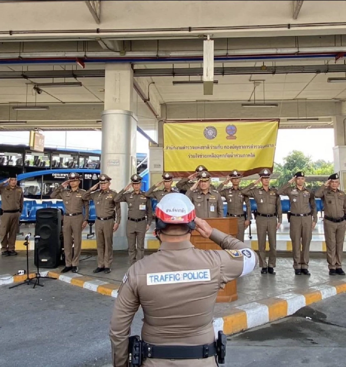 สำนักงานตำรวจแห่งชาติ ส่ง รถยก 40 คันจากนครบาล ช่วยชาวหาดใหญ่