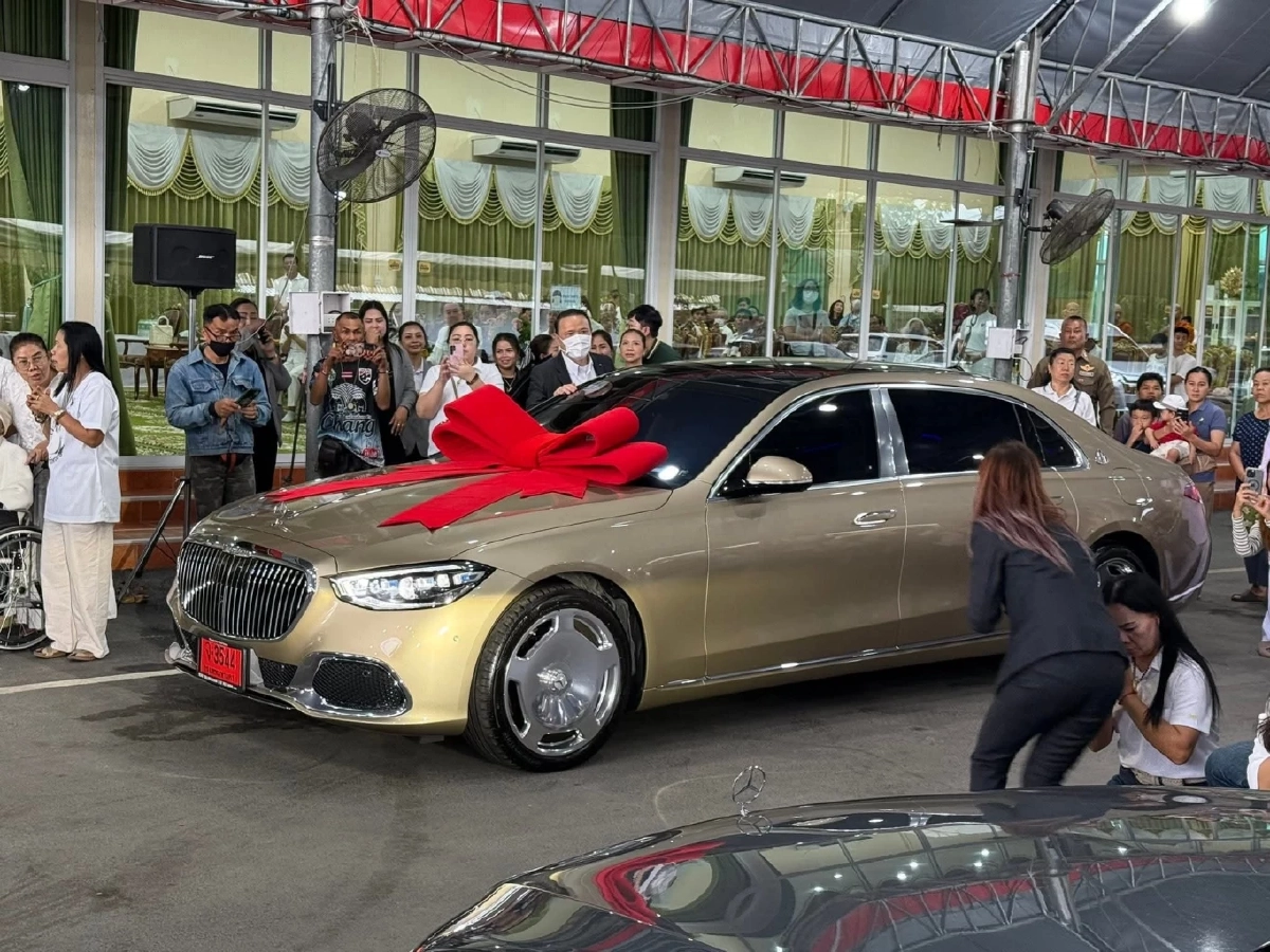 ส่องทะเบียนรถป้ายแดงคันใหม่ หลวงปู่ศิลา หลังเศรษฐีใจบุญถวาย