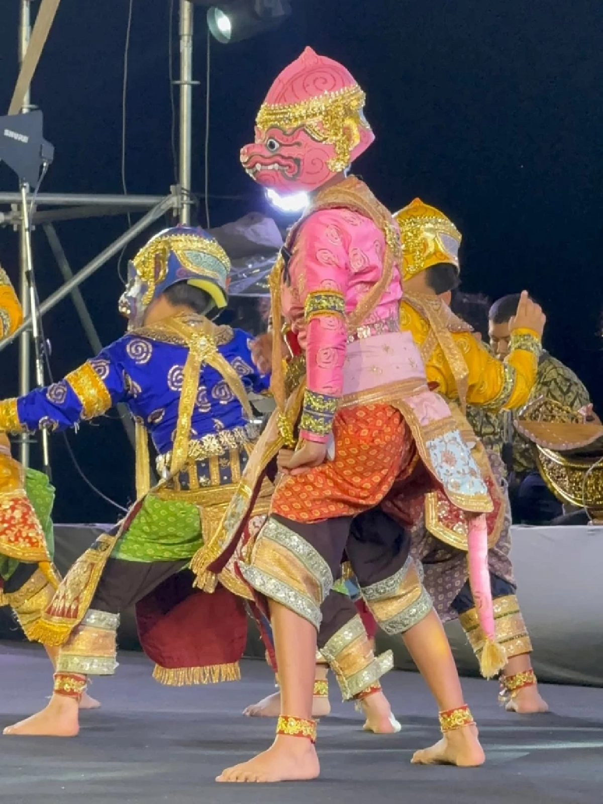 ทาทา ยัง ยิ้มทั้งใจ! “น้องเร” ขึ้นโชว์โขนในงานพลุนานาชาติพัทยา