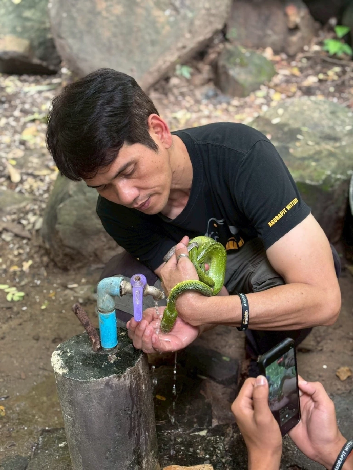 เปิดอาการล่าสุด "นิค อสรพิษวิทยา" หลังถูกจงอาง 3 เมตร กัดเข้าเต็ม ๆ