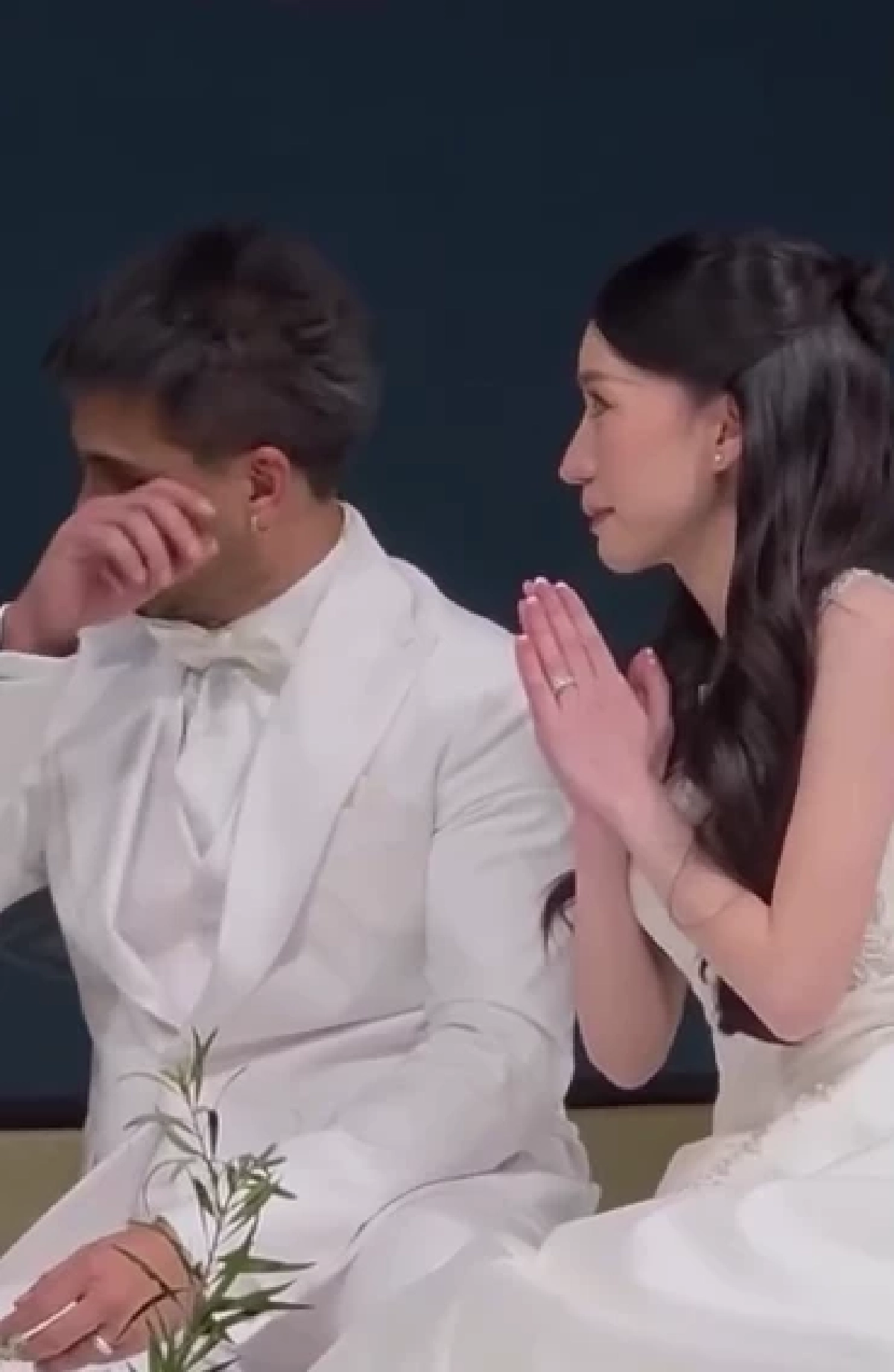 โมเมนต์ซึ้ง! “แอนดรูว์ กรเศก” หลั่งน้ำตารับพรผู้ใหญ่ ในวันวิวาห์