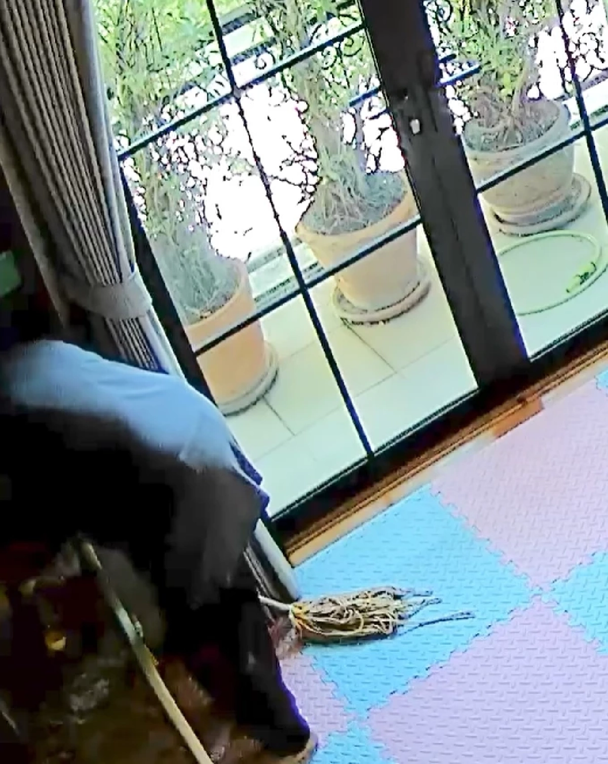 แม่บ้านโหด แม่โพสต์เตือนภัย วงจรปิดจับชัดนาทีเทใส่ขวดนมลูก