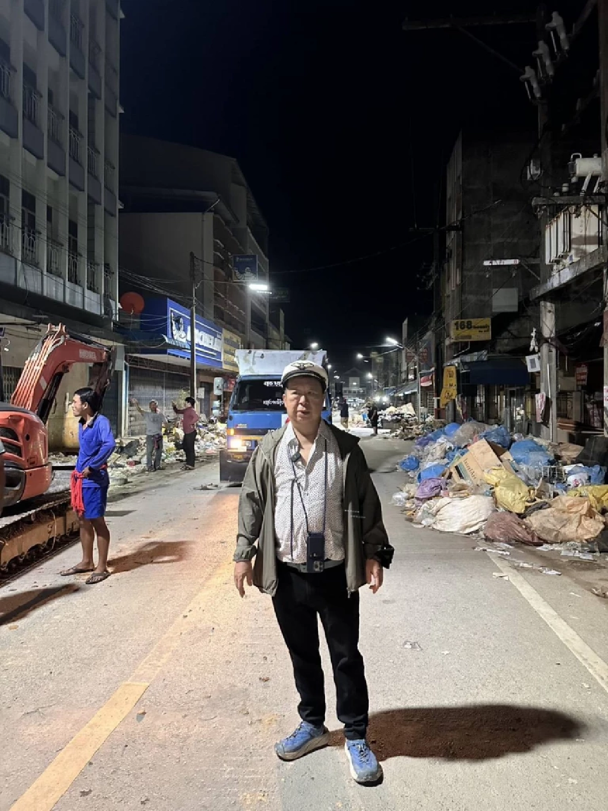 ทีมงานลุยกลางคืน! เร่งเคลียร์ขยะหาดใหญ่ คืนพื้นที่ให้ประชาชน