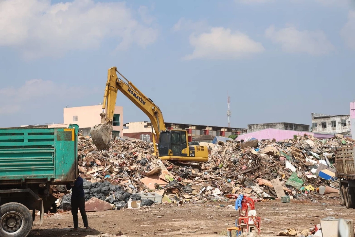 กองทัพไทยจัดเต็ม ตั้งกองบัญชาการควบคุม ฟื้นฟูเมืองหลังน้ำท่วม