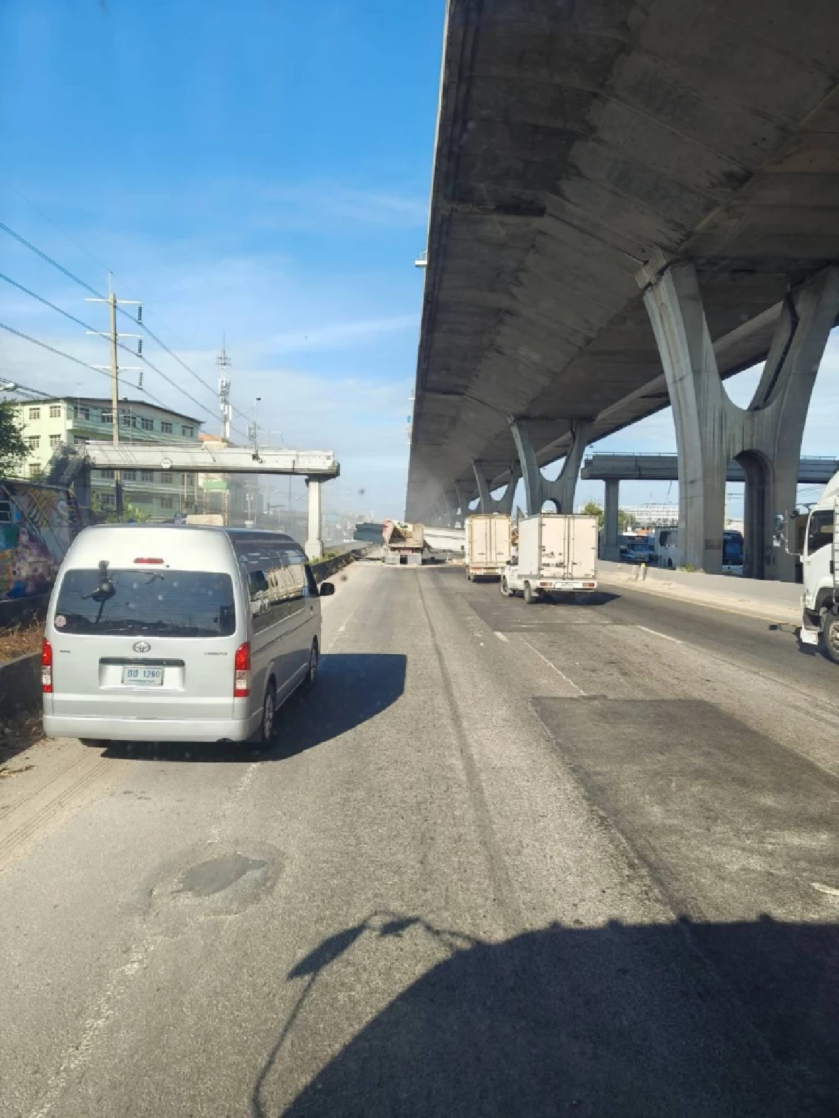 อันตรายมาก เปิดสาเหตุ สะพานลอยขาด ทับรถบรรทุก - กระบะพังยับ