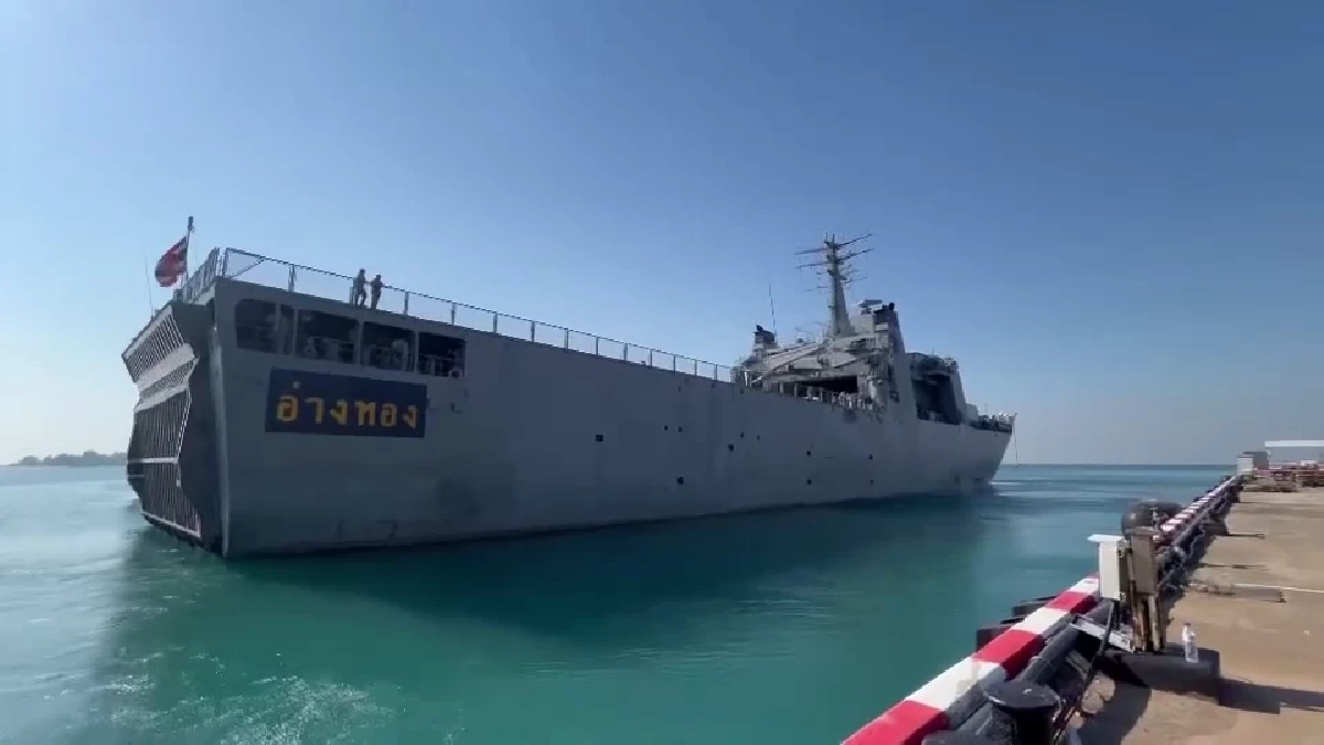 ทัพเรือส่งเรือหลวงอ่างทอง ลำเลียงสิ่งของ ฟื้นฟูใต้หลังน้ำท่วม