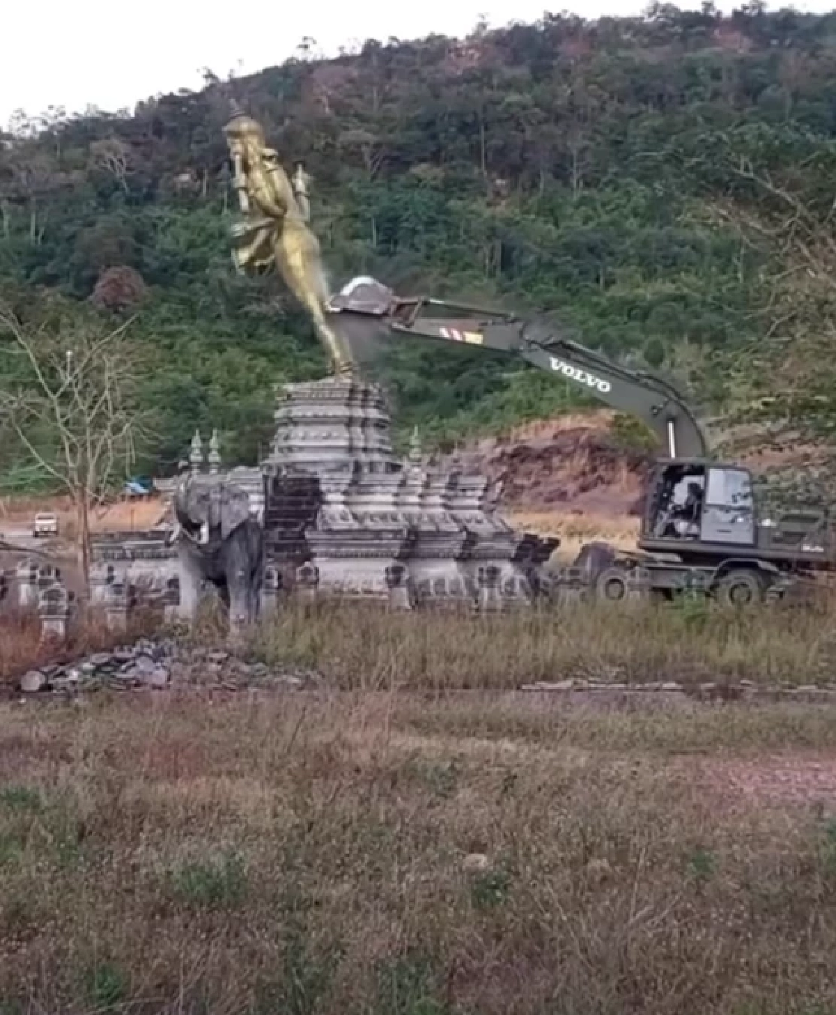 เปิดสาเหตุ ทหารช่างลุยรื้อรูปปั้นช่องอานม้า ไม่คิดเก็บเอาไว้