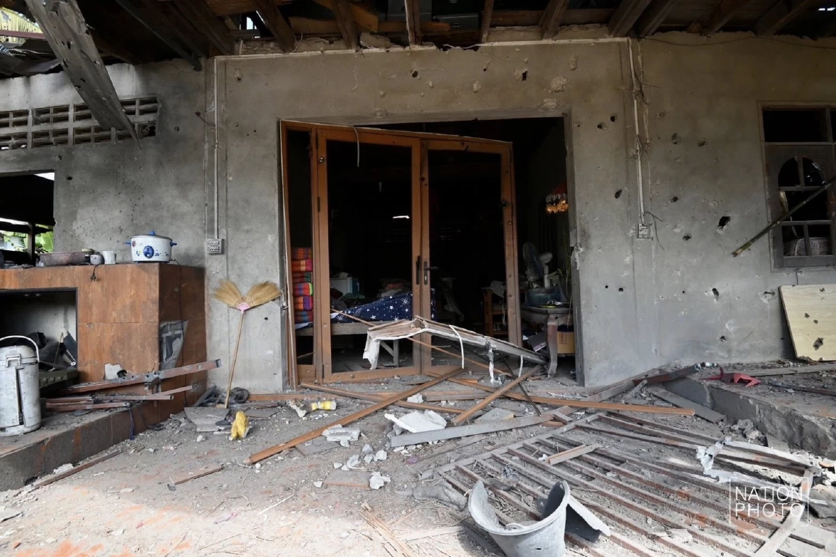 รอดปาฏิหาริย์! สุนัข 8 ตัวปลอดภัย หลัง BM-21 ตกใส่บ้านพังยับ