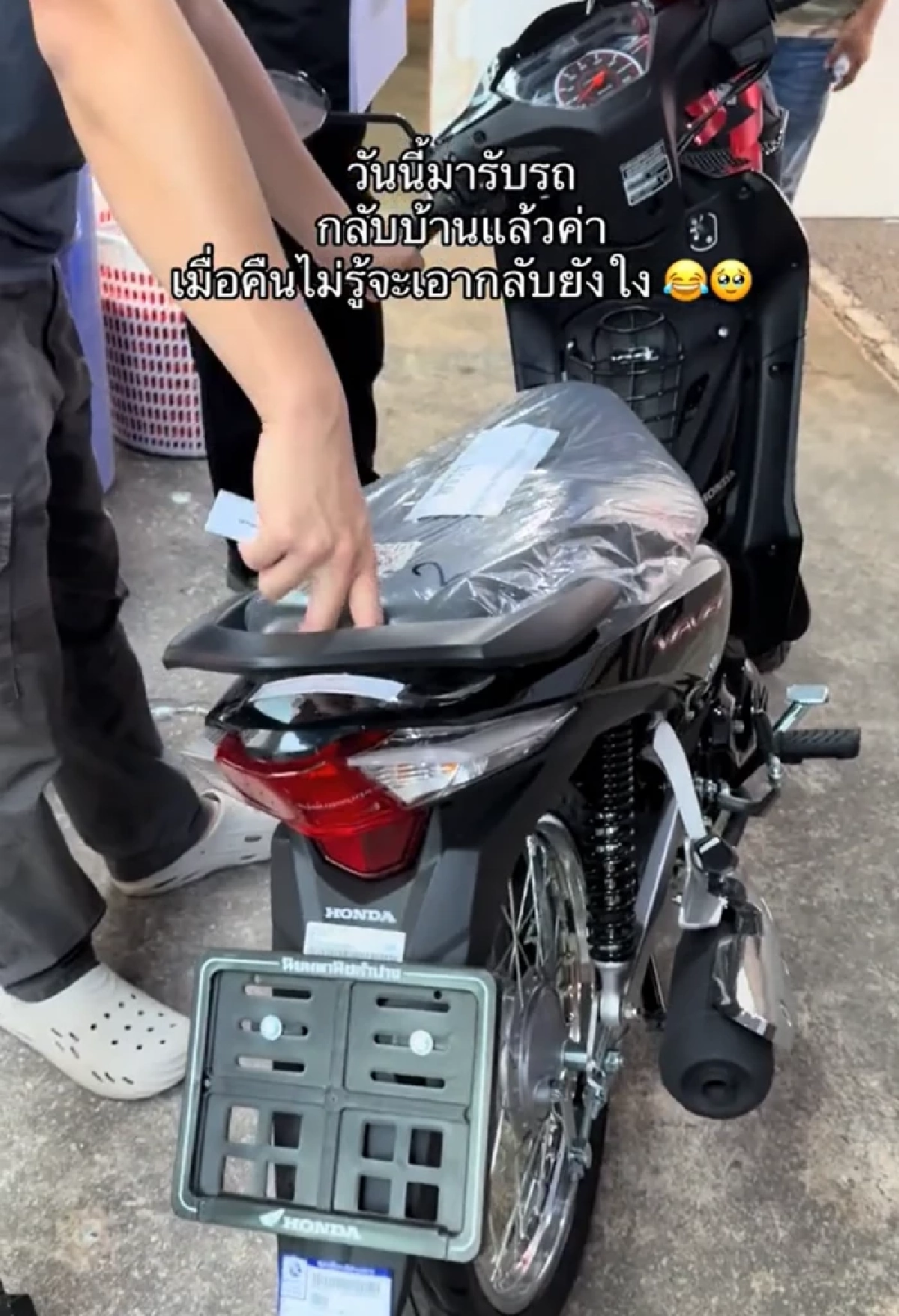 สาวเที่ยวงานกาชาด ตักไข่ว่าจะเอาน้ำยาล้างจาน แต่ได้รางวัลใหญ่