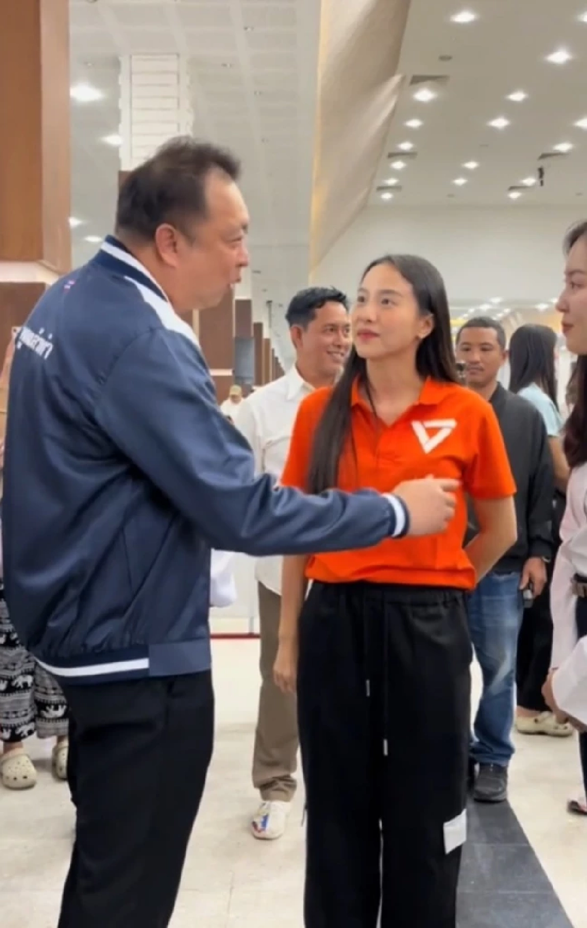 สาวบุกไล่ "ไอซ์ รักชนก" ที่แท้ไม่ธรรมดาเป็นที่ปรึกษานักการเมือง