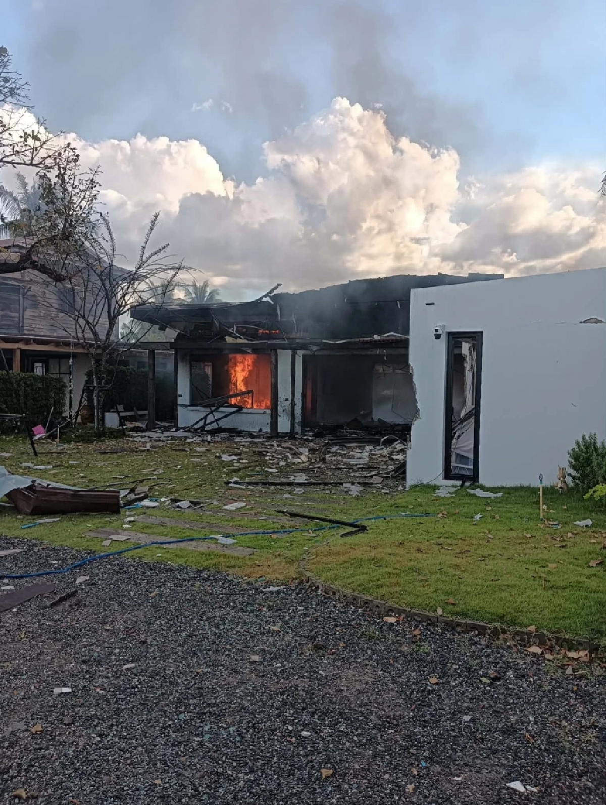 อพยพครั้งนี้ไม่มีบ้านให้กลับแล้ว หนุ่มเผยสภาพบ้าน ที่โดน BM21 ตกใส่