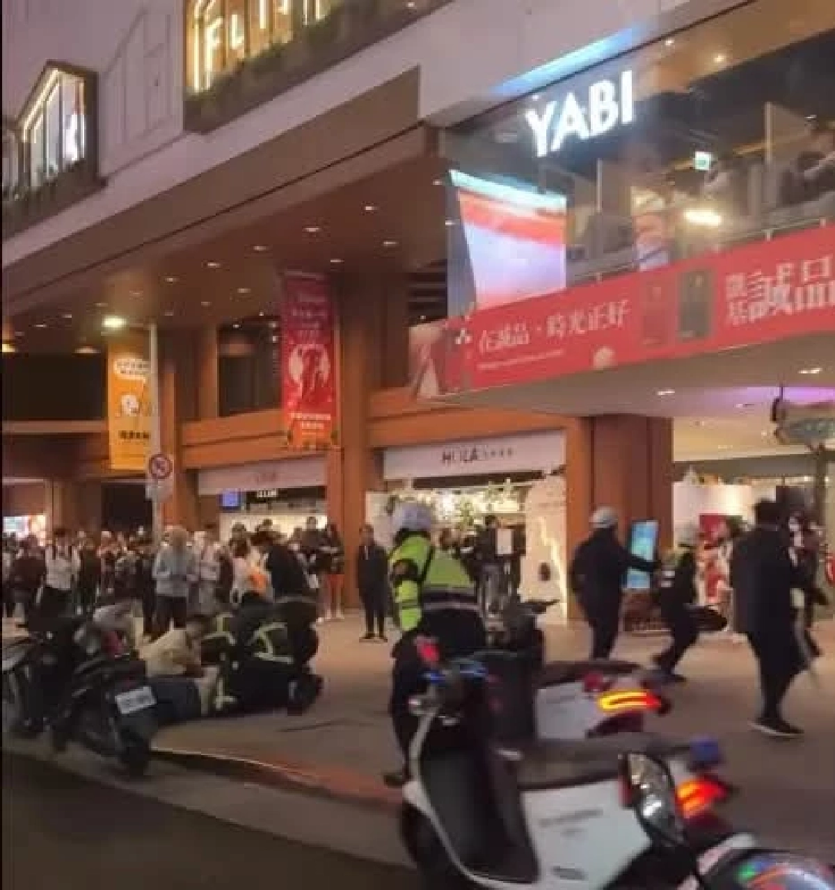 ระทึกไทเป! หนุ่มคลั่งปาระเบิดควัน ปลิดชีพ 4 ศพ ก่อนดิ่งตึกจบชีวิตหนีผิด