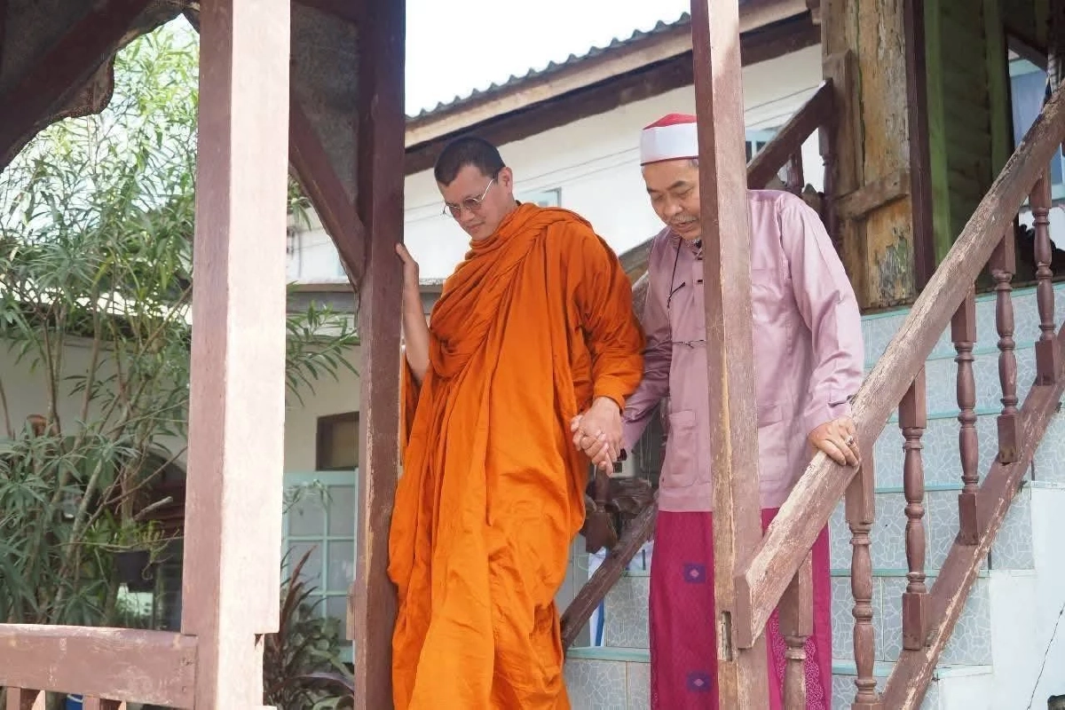 ต่างศาสนา… แต่อยู่ข้างกันเสมอ ภาพประทับใจในวันที่ทุกคนต้องการ