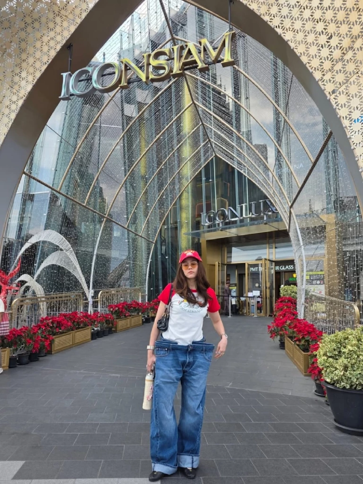 ตัวแม่ไม่เคยแผ่ว! “ชมพู่ อารยา” โชว์ลุคสุดจึ้ง เที่ยวไอคอนสยาม 