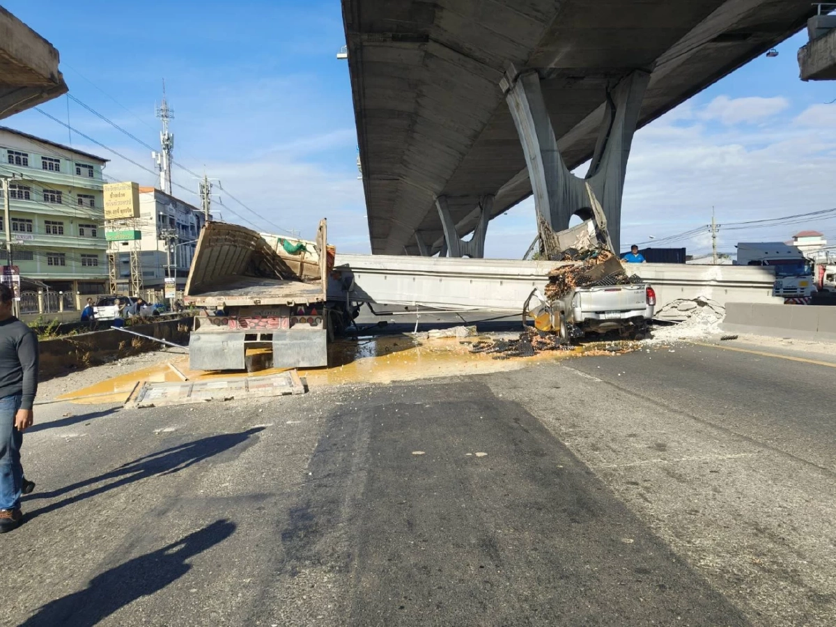 อันตรายมาก เปิดสาเหตุ สะพานลอยขาด ทับรถบรรทุก - กระบะพังยับ