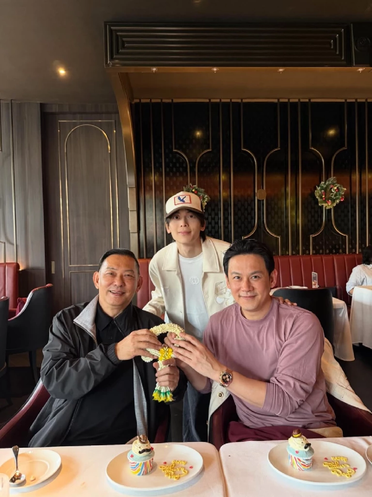 ควันหลงวันพ่อ สามรุ่นความหล่อรวมเฟรม เผยโมเมนต์อบอุ่น 