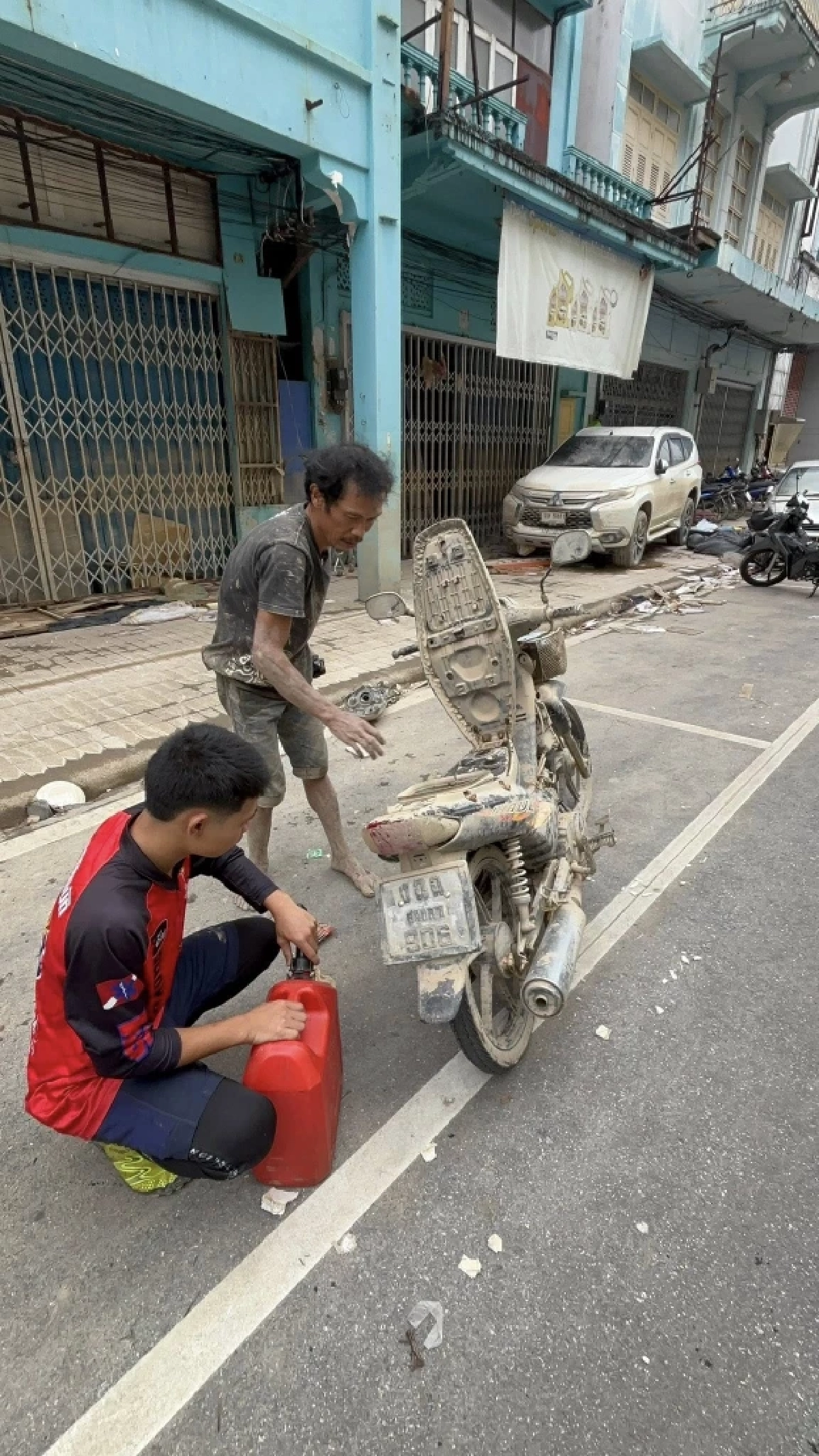 ลูกสาวไหว้ขอบคุณ เจอแล้ว ตา-ยาย พี่ชัยตามหาน้ำมัน ขี่เอายาไปให้