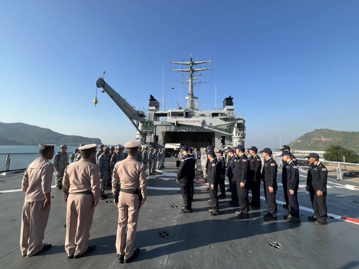 ทัพเรือส่งเรือหลวงอ่างทอง ลำเลียงสิ่งของ ฟื้นฟูใต้หลังน้ำท่วม