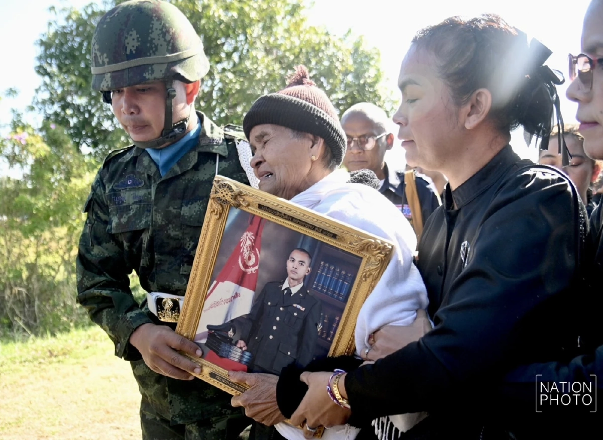 ชาวสุรินทร์หลั่งน้ำตา ยืนโบกธงส่ง 2 ทหารกล้า กลับบ้านสู่อ้อมกอดครอบครัวครั้งสุดท้าย