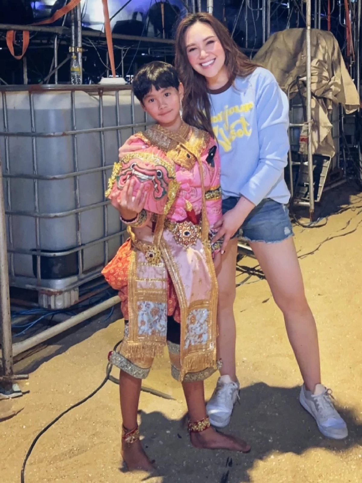 ทาทา ยัง ยิ้มทั้งใจ! “น้องเร” ขึ้นโชว์โขนในงานพลุนานาชาติพัทยา