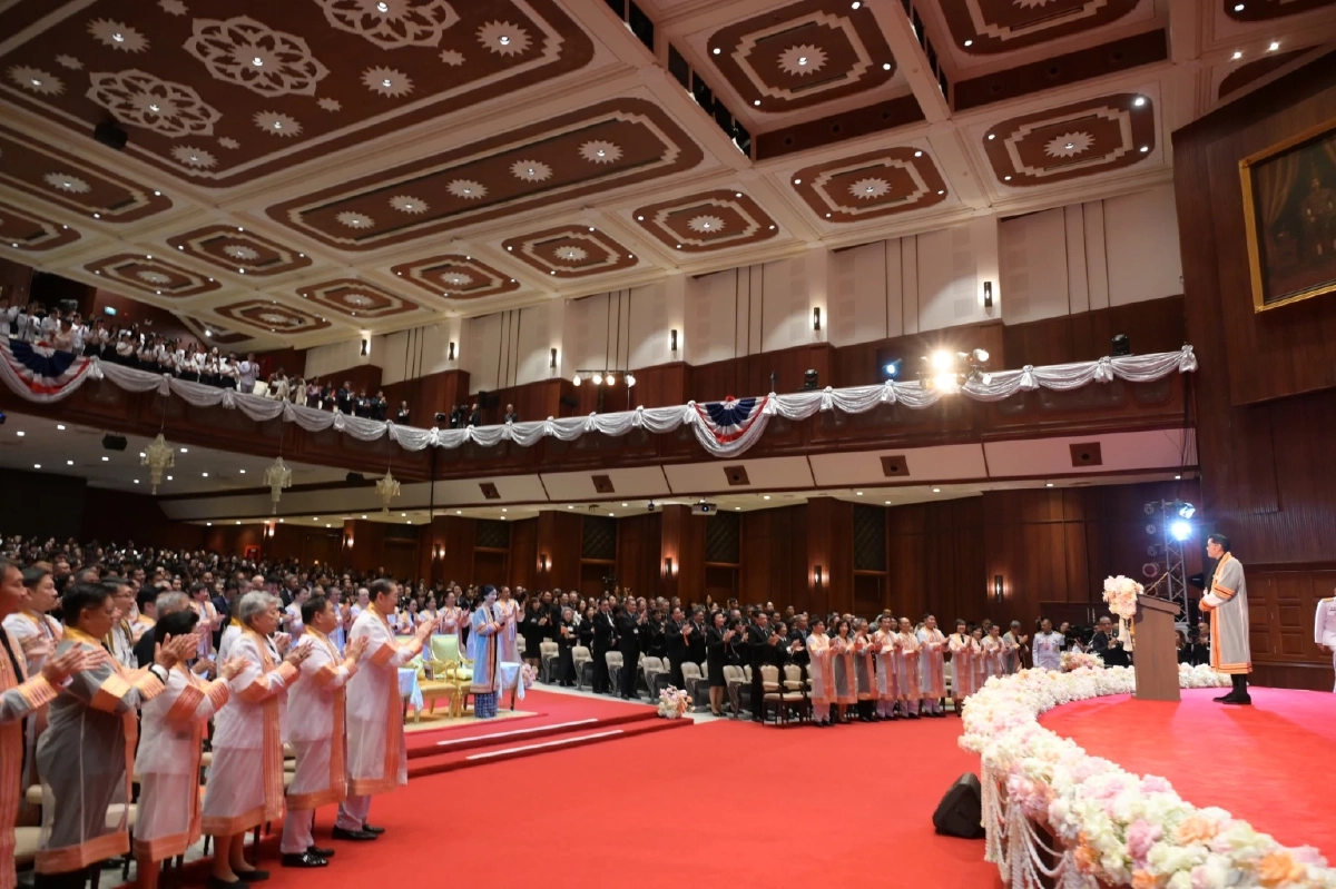 จุฬาฯ ทูลเกล้าฯ ถวายปริญญาดุษฎีบัณฑิตฯ แด่กษัตริย์จิกมี–ราชินี