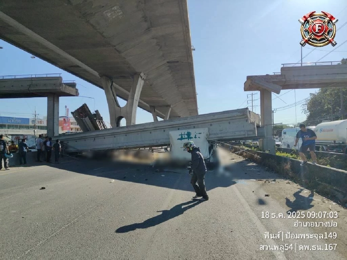 ระทึก สะพานลอยถล่มย่านบางนา-ตราด ทับรถบรรทุก - กระบะ พังยับ