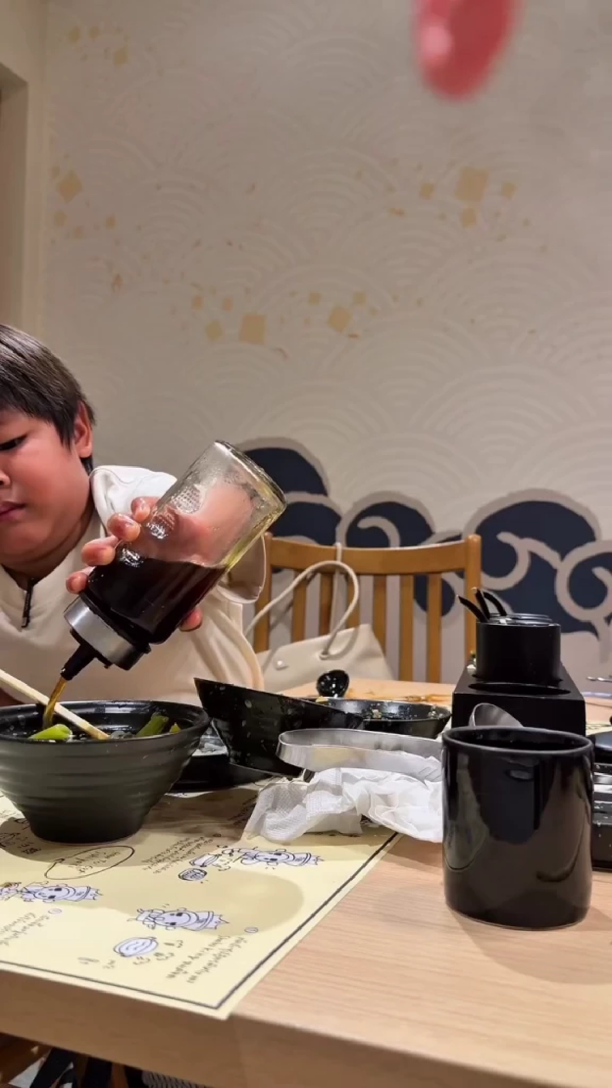 ดราม่าเด็กซน! น้ำชาแจงเหตุ “น้องน้ำทะเล” เทซอสเล่นกลางร้านอาหาร