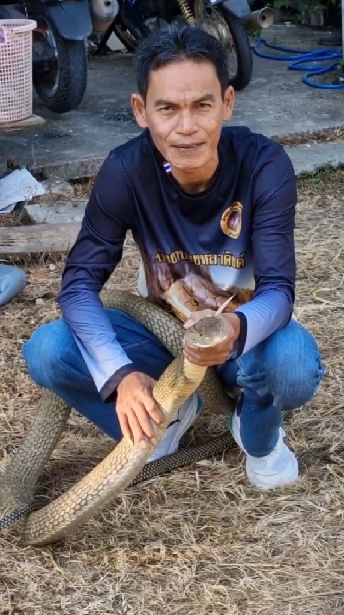 เสี่ยงจริง บังยา โพสต์ถึง "นิค อสรพิษวิทยา" หลังจงอางกัดจมเขี้ยว