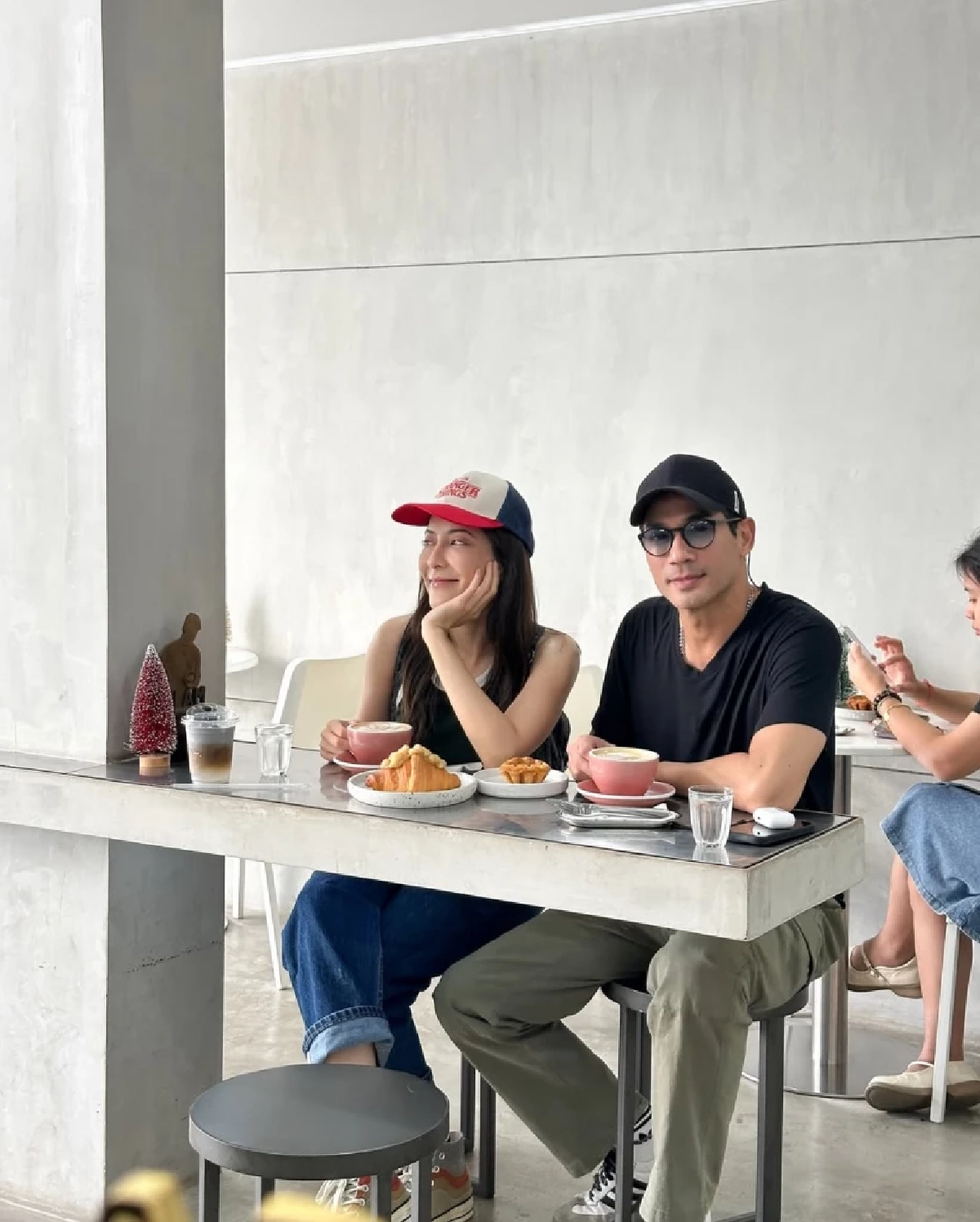 เปิดภาพหวานหาดูยาก “พิ้งกี้ สาวิกา” กับ “ตุ้ย ธีรภัทร์”