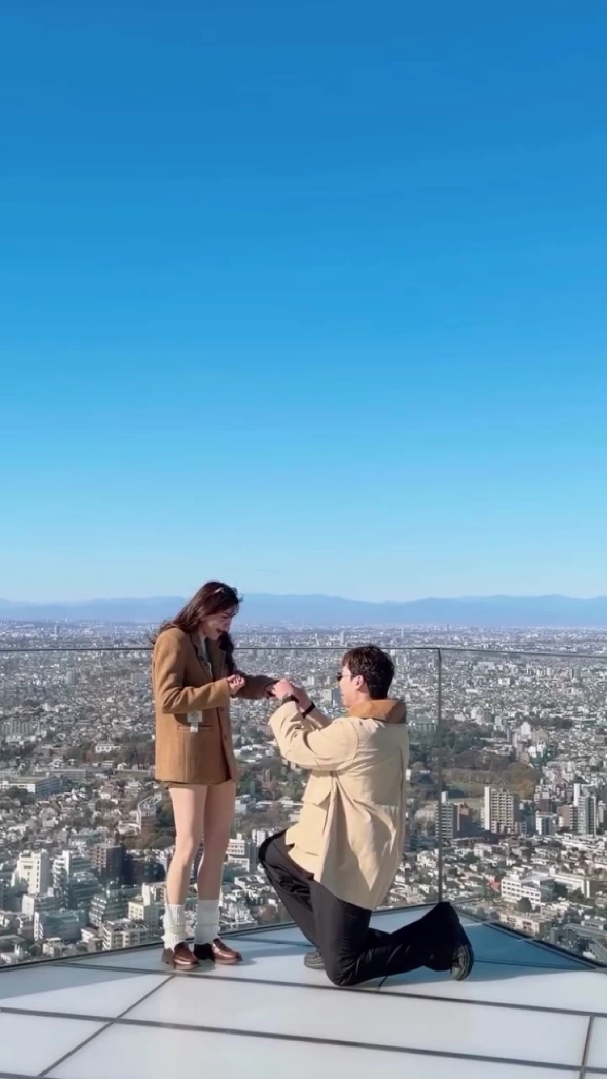 โมเมนต์ในฝัน นักร้องดัง เซอร์ไพรส์คุกเข่าขอแต่งงานที่ญี่ปุ่น