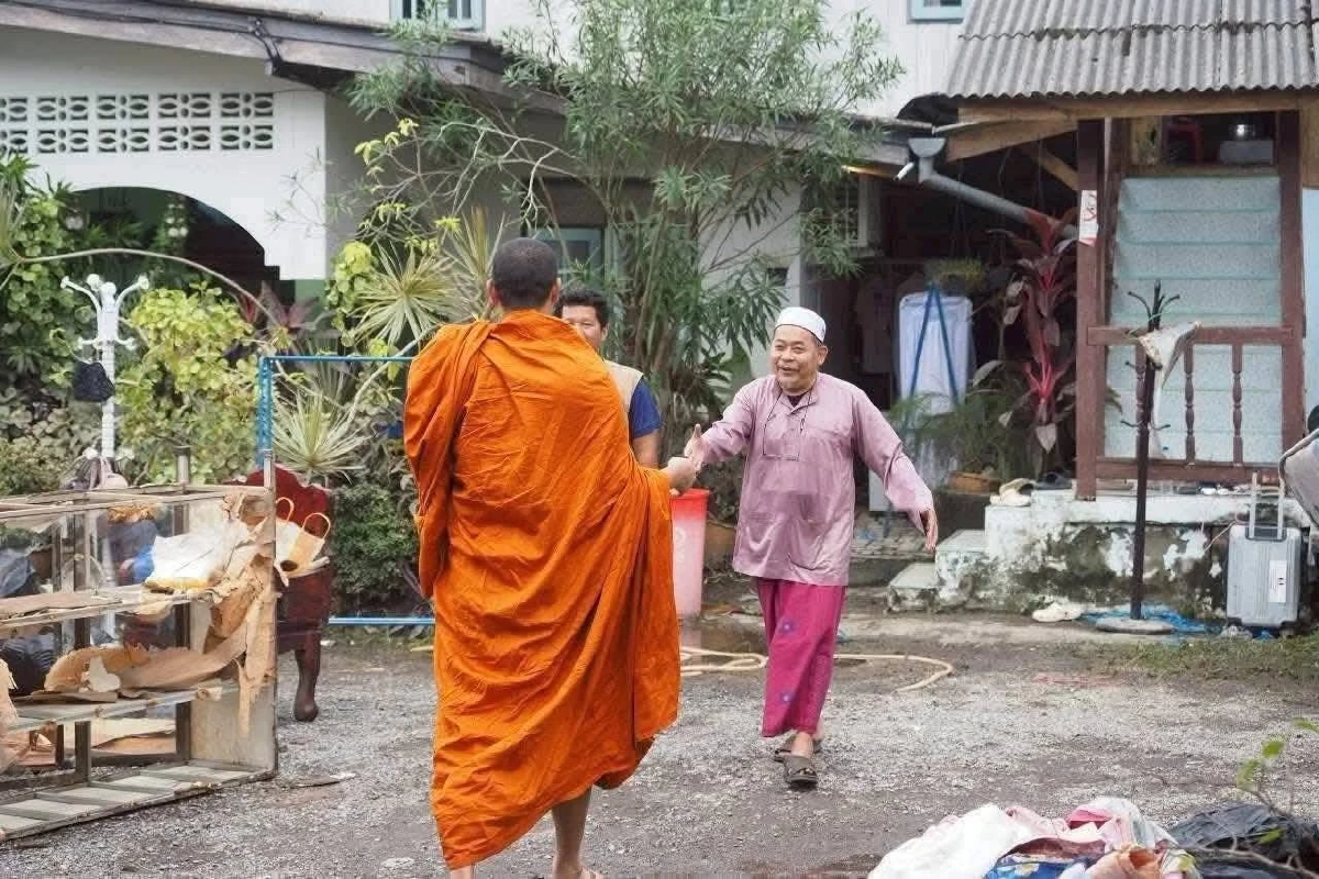 ต่างศาสนา… แต่อยู่ข้างกันเสมอ ภาพประทับใจในวันที่ทุกคนต้องการ